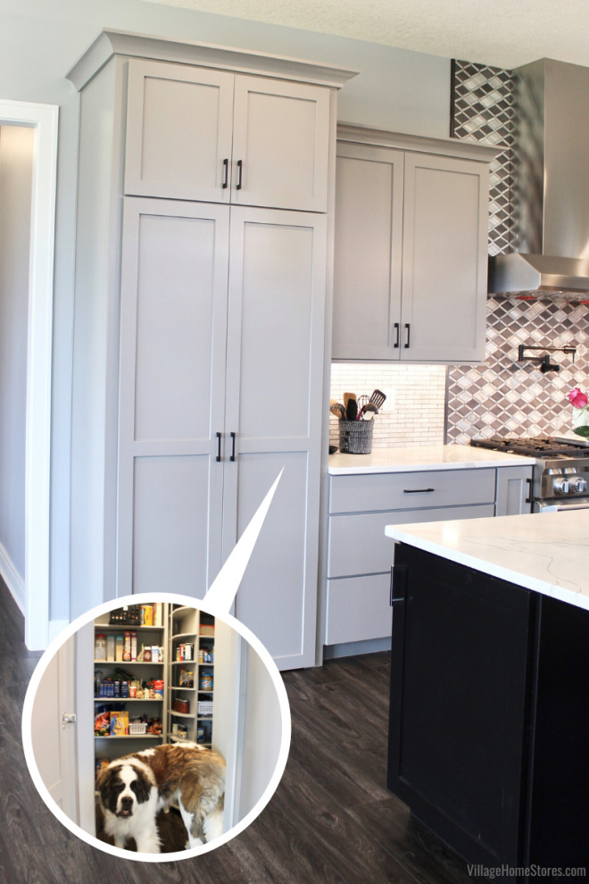 Exempel på ett vit vitt kök, med en rustik diskho, släta luckor, grå skåp, bänkskiva i kvarts, grått stänkskydd, stänkskydd i metallkakel, rostfria vitvaror, vinylgolv, en köksö och brunt golv