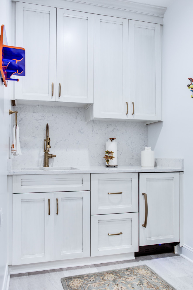 ワシントンD.C.にある広いコンテンポラリースタイルのおしゃれなアイランドキッチン (アンダーカウンターシンク、クオーツストーンカウンター、白い調理設備) の写真