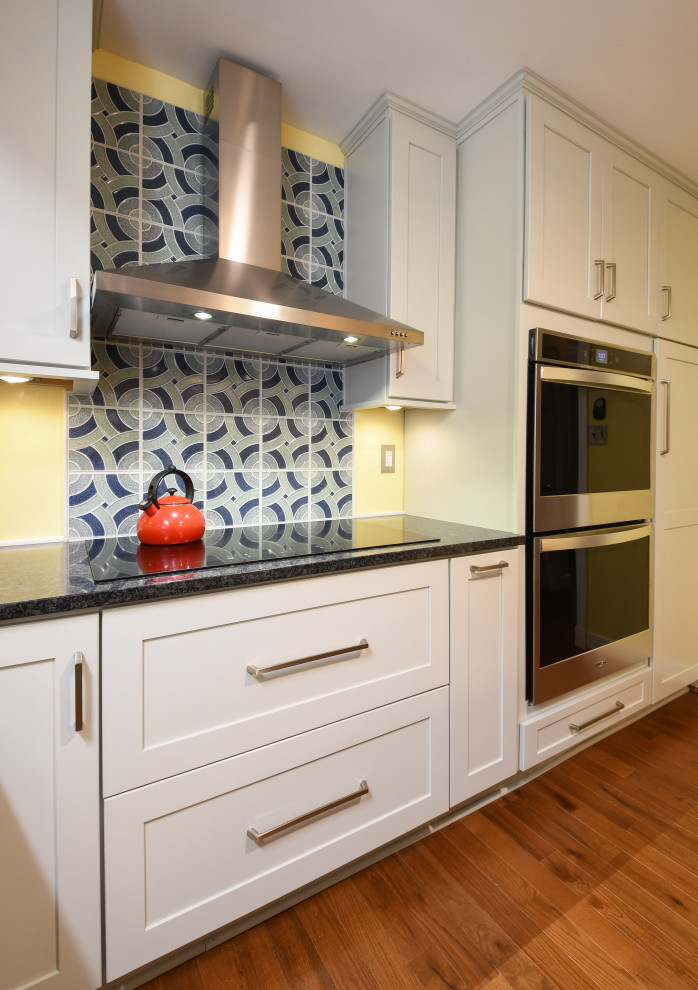 Foto på ett avskilt, mellanstort vintage u-kök, med en undermonterad diskho, skåp i shakerstil, granitbänkskiva, rostfria vitvaror, mellanmörkt trägolv och en köksö