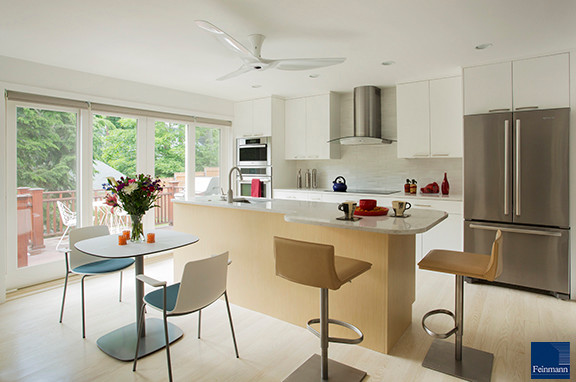 Идея дизайна: параллельная кухня в современном стиле с обеденным столом, врезной мойкой и плоскими фасадами