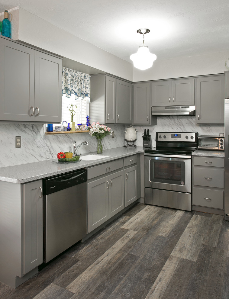 Foto på ett litet kök, med en enkel diskho, släta luckor, grå skåp, bänkskiva i koppar, vitt stänkskydd, stänkskydd i marmor, rostfria vitvaror, laminatgolv och grått golv