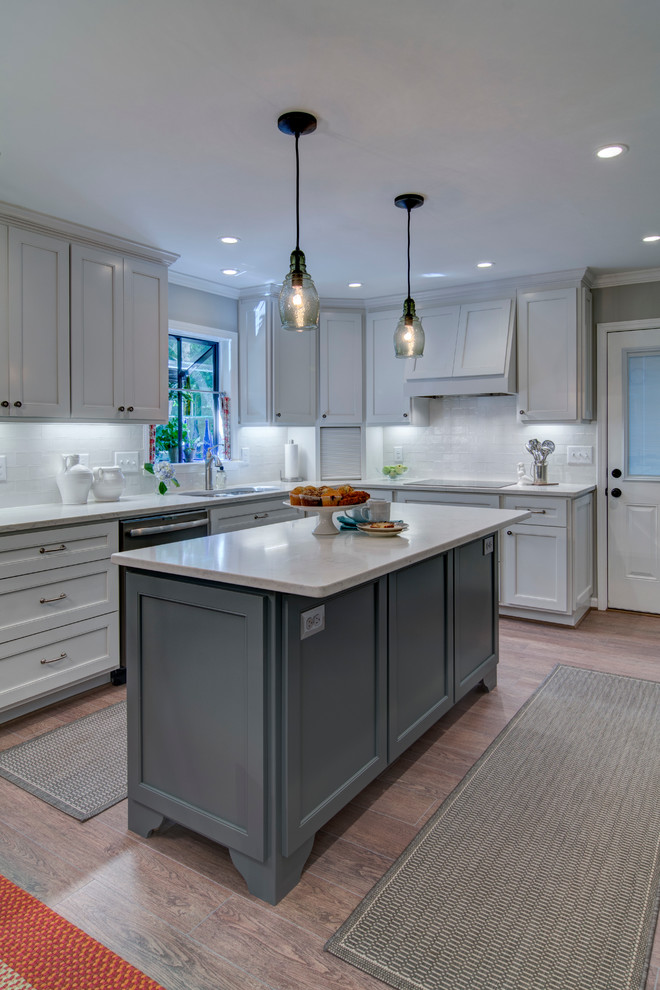 Eat-in kitchen - mid-sized traditional u-shaped cork floor eat-in kitchen idea in Atlanta with an undermount sink, shaker cabinets, white cabinets, quartzite countertops, white backsplash, subway tile backsplash, stainless steel appliances and an island