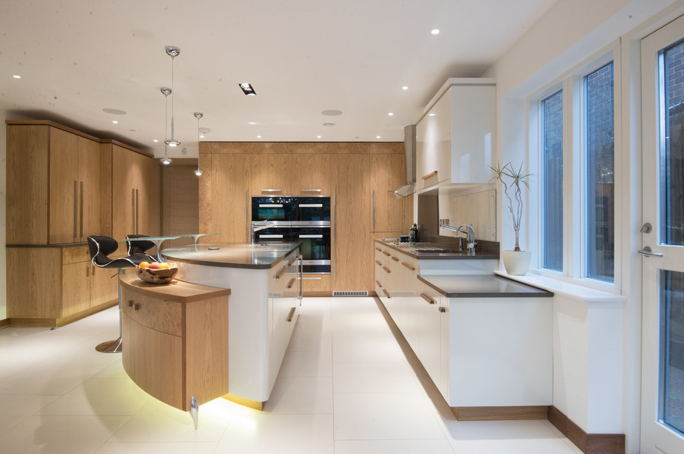 Exempel på ett stort modernt kök och matrum, med en undermonterad diskho, släta luckor, vita skåp, grått stänkskydd och en köksö