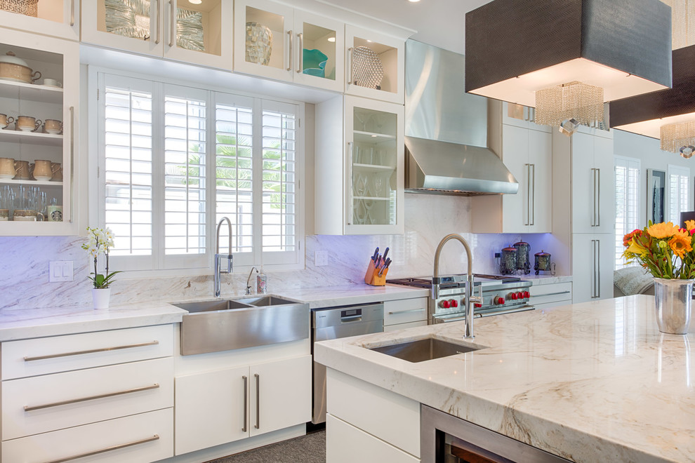 Idéer för ett mellanstort modernt kök, med en undermonterad diskho, släta luckor, vita skåp, marmorbänkskiva, flerfärgad stänkskydd, stänkskydd i marmor, rostfria vitvaror, mellanmörkt trägolv, en köksö och brunt golv