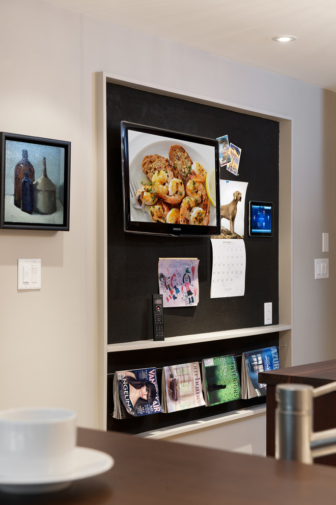 Стильный дизайн: кухня в современном стиле с телевизором - последний тренд