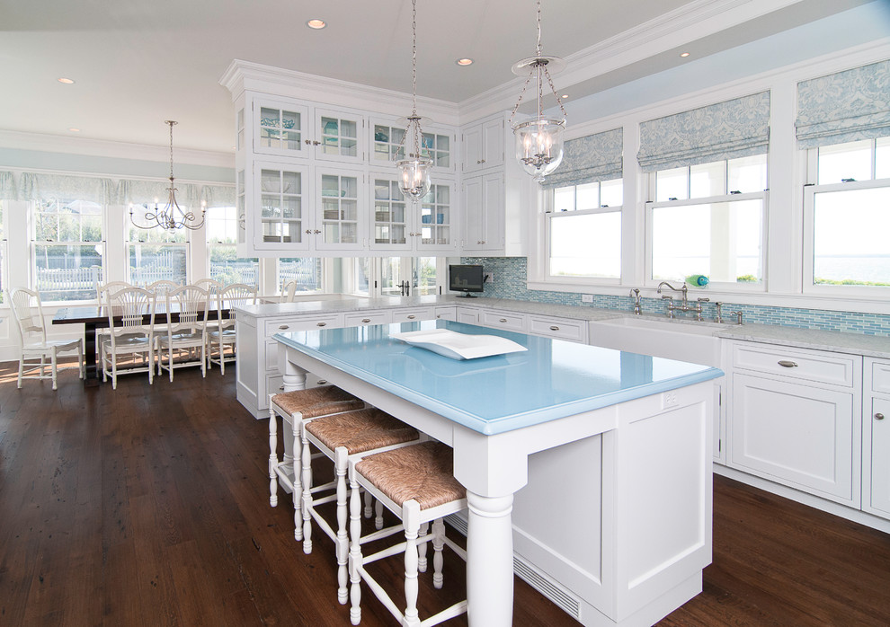 Immagine di una cucina classica con ante con riquadro incassato, lavello stile country e top blu