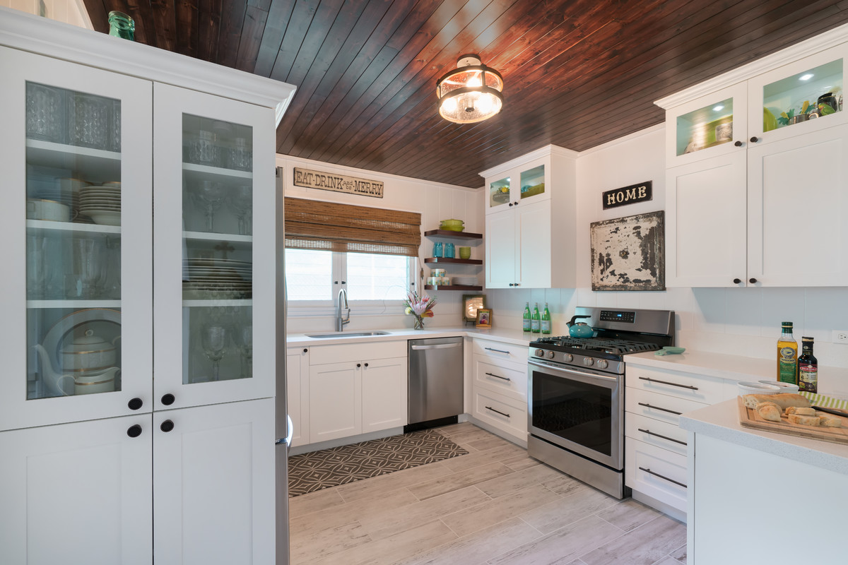White & Wood Honolulu Kitchen Farmhouse Kitchen Hawaii by Plus