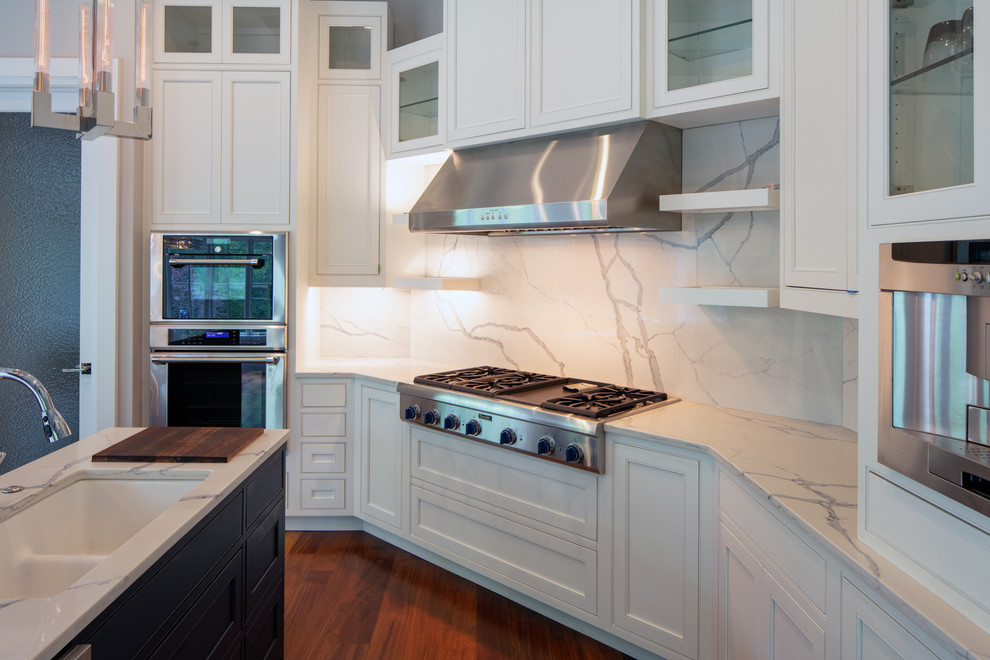Foto på ett stort funkis kök, med luckor med profilerade fronter, vita skåp, rostfria vitvaror, mellanmörkt trägolv, flera köksöar och brunt golv