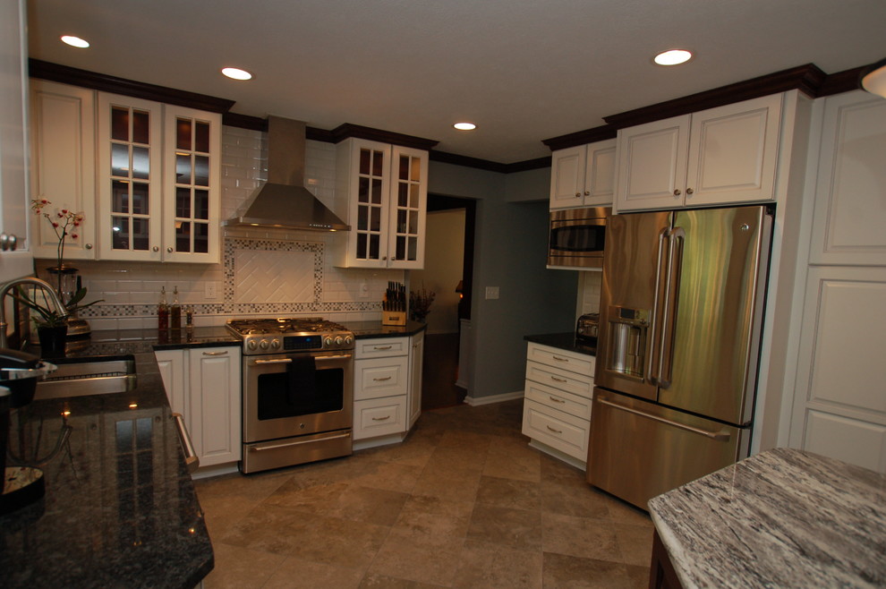 Kitchen - traditional kitchen idea in Cleveland