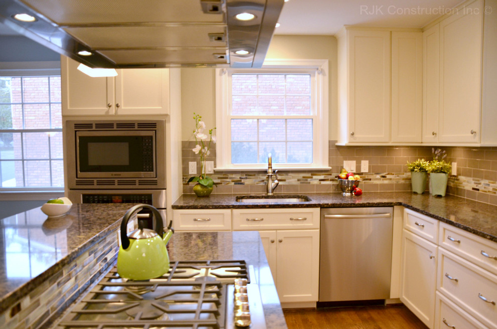 Kitchen - traditional kitchen idea in DC Metro