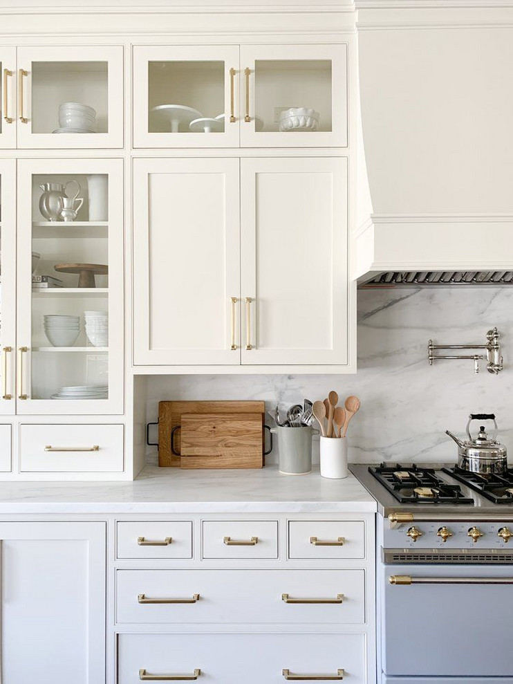 Exempel på ett mellanstort klassiskt vit vitt kök, med släta luckor, vita skåp, marmorbänkskiva, vitt stänkskydd, stänkskydd i marmor och färgglada vitvaror
