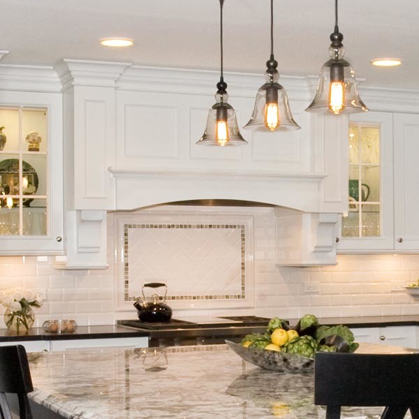Exempel på ett mellanstort klassiskt kök, med en undermonterad diskho, luckor med upphöjd panel, vita skåp, granitbänkskiva, vitt stänkskydd, stänkskydd i tunnelbanekakel och integrerade vitvaror