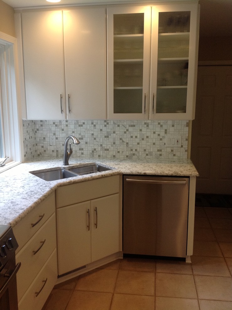 Foto på ett mellanstort funkis kök, med en undermonterad diskho, släta luckor, vita skåp, bänkskiva i kvarts, vitt stänkskydd, stänkskydd i mosaik, rostfria vitvaror, klinkergolv i keramik och en halv köksö
