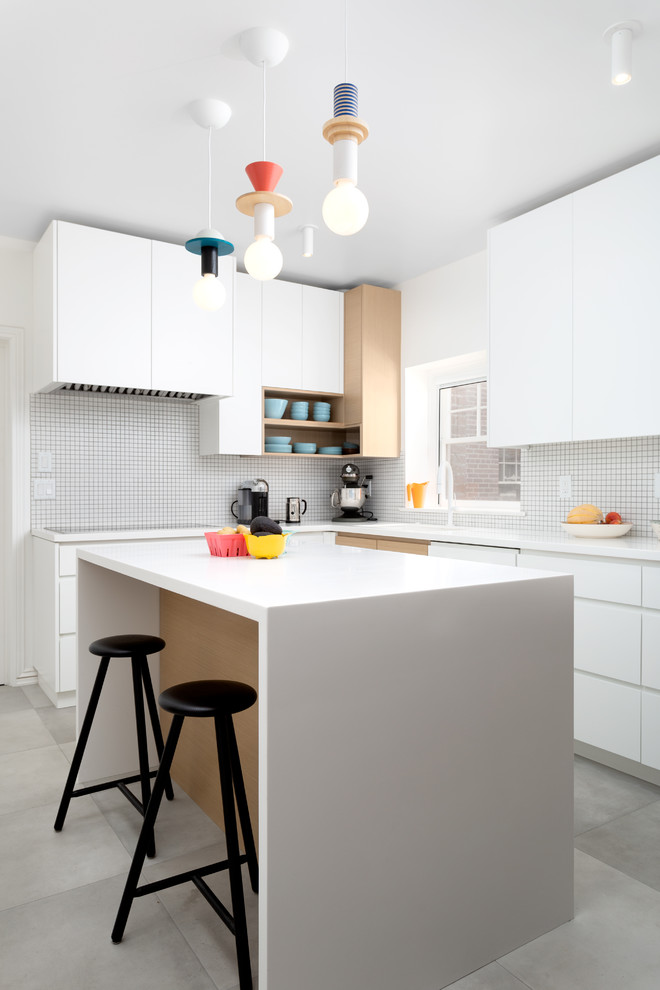 Idéer för avskilda, mellanstora funkis vitt l-kök, med en undermonterad diskho, släta luckor, vita skåp, bänkskiva i kvarts, vitt stänkskydd, svarta vitvaror, cementgolv, en köksö och grått golv