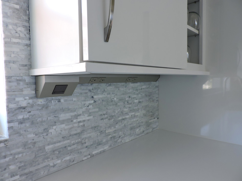 Idéer för att renovera ett mellanstort funkis linjärt kök och matrum, med en undermonterad diskho, släta luckor, vita skåp, granitbänkskiva, vitt stänkskydd, stänkskydd i stenkakel, rostfria vitvaror, vinylgolv och en köksö