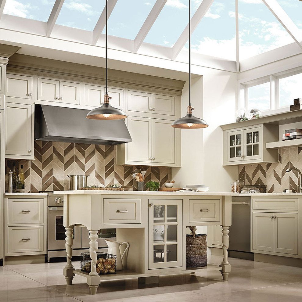 Bild på ett stort funkis l-kök, med en undermonterad diskho, skåp i shakerstil, beige skåp, granitbänkskiva, flerfärgad stänkskydd, stänkskydd i keramik, rostfria vitvaror, cementgolv, en köksö och beiget golv