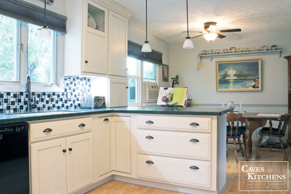 Bild på ett litet funkis kök, med en integrerad diskho, luckor med upphöjd panel, vita skåp, bänkskiva i koppar, blått stänkskydd, stänkskydd i glaskakel, svarta vitvaror, ljust trägolv och en halv köksö