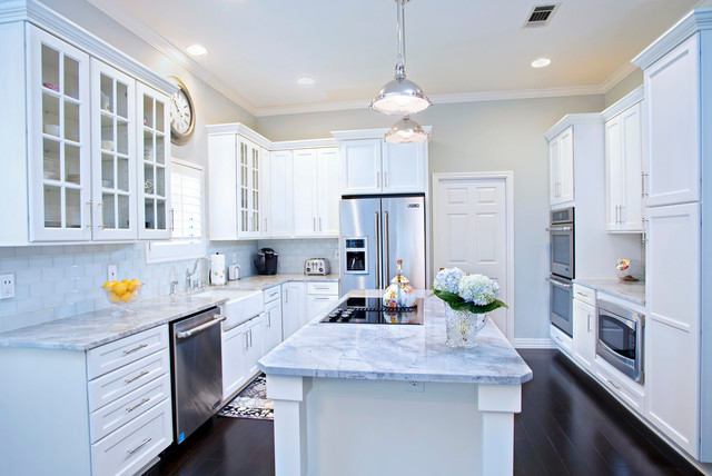 White Contemporary with Carrera Marble - Clásico - Cocina - Austin - de UB  Kitchens - Kitchen Design and Cabinets | Houzz