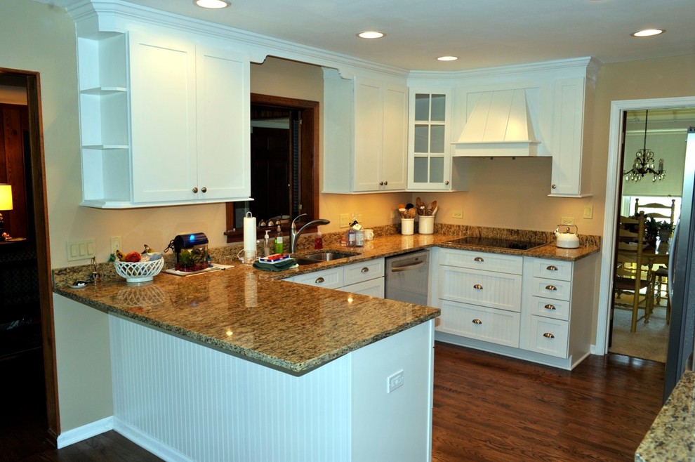 Kleine Urige Küche in U-Form mit Doppelwaschbecken, Lamellenschränken, weißen Schränken, Granit-Arbeitsplatte, dunklem Holzboden und Halbinsel in Chicago
