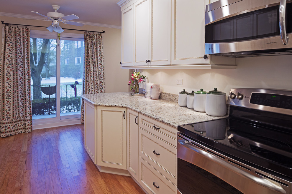 White Galley Kitchen - Kitchen - Chicago - by Dream Kitchens, Inc. | Houzz