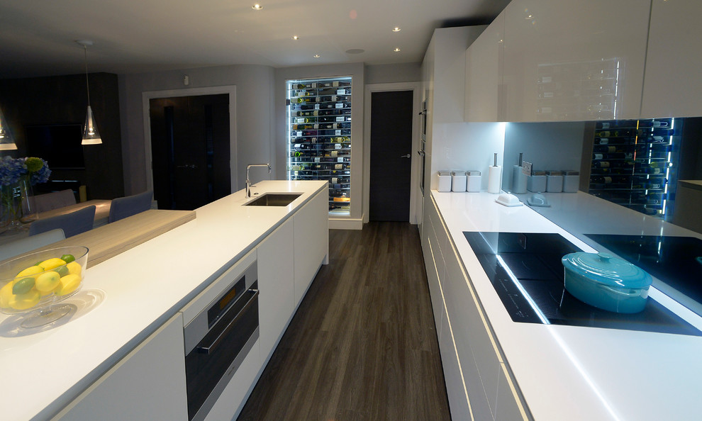 Moderne Küche mit Mineralwerkstoff-Arbeitsplatte, Küchenrückwand in Grau und Rückwand aus Spiegelfliesen in Hertfordshire