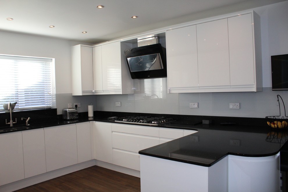 Black Quartz Worktop Modern Kitchen, White Kitchen With Black Quartz Countertops