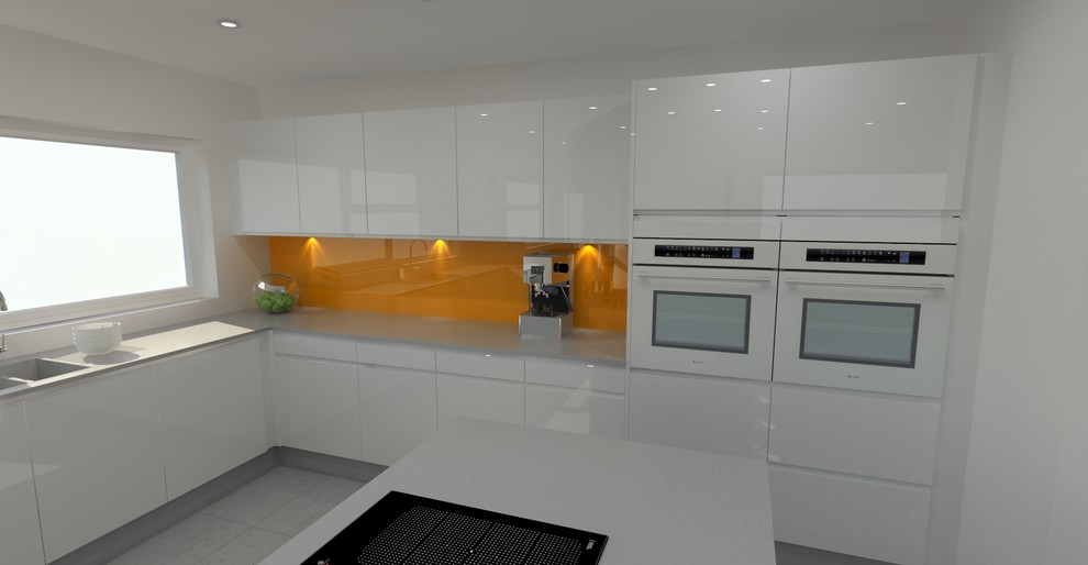 Bild på ett stort funkis kök, med en undermonterad diskho, släta luckor, vita skåp, bänkskiva i rostfritt stål, orange stänkskydd, glaspanel som stänkskydd, vita vitvaror, klinkergolv i porslin och en köksö