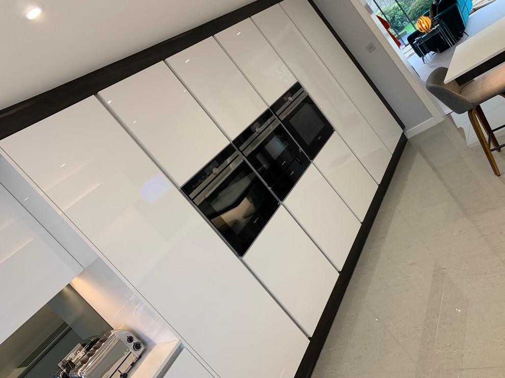 White Gloss Handles Minimalist G Shaped Kitchen Contemporary