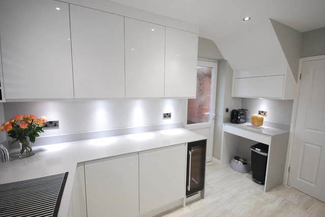 White Gloss J Pull Contemporary Kitchen With Light Grey Quartz Worktop