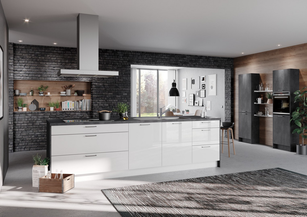 Cette image montre une cuisine design avec un placard à porte vitrée, des portes de placard blanches, îlot et un sol gris.