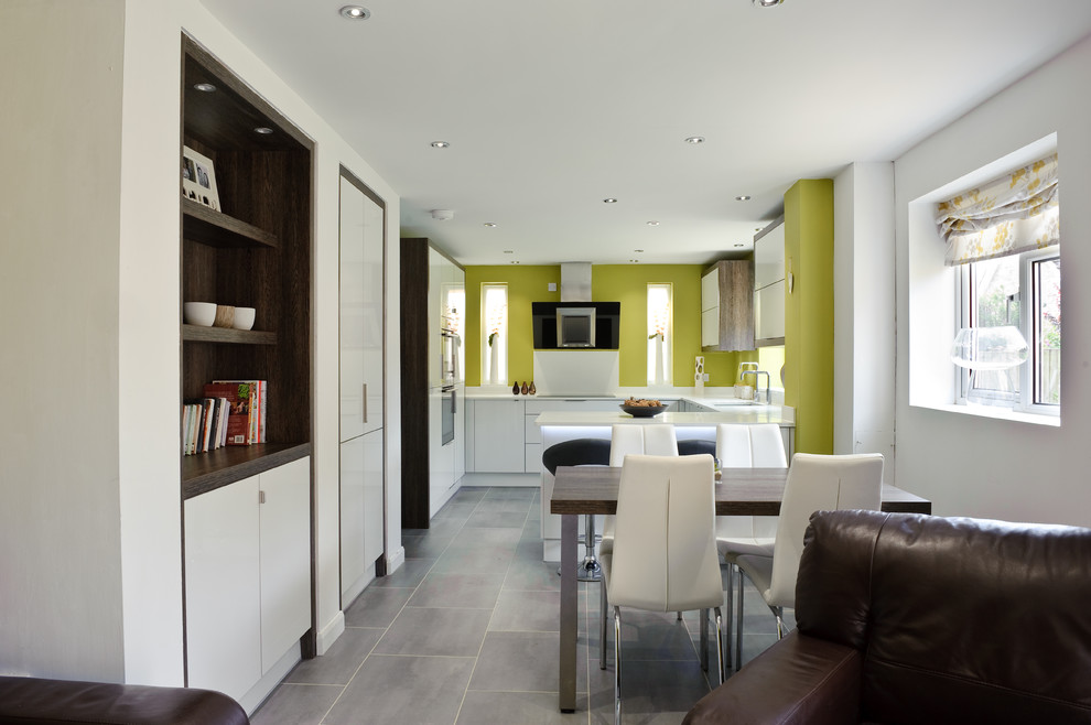 Offene, Große Moderne Küche in L-Form mit Schrankfronten im Shaker-Stil, weißen Schränken, Quarzwerkstein-Arbeitsplatte und Halbinsel in Kent