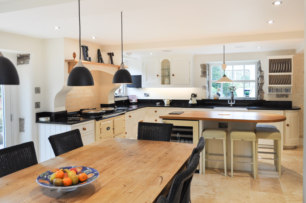 Immagine di una grande cucina chic con lavello stile country, ante bianche, top in granito, pavimento in travertino, ante a filo e elettrodomestici colorati