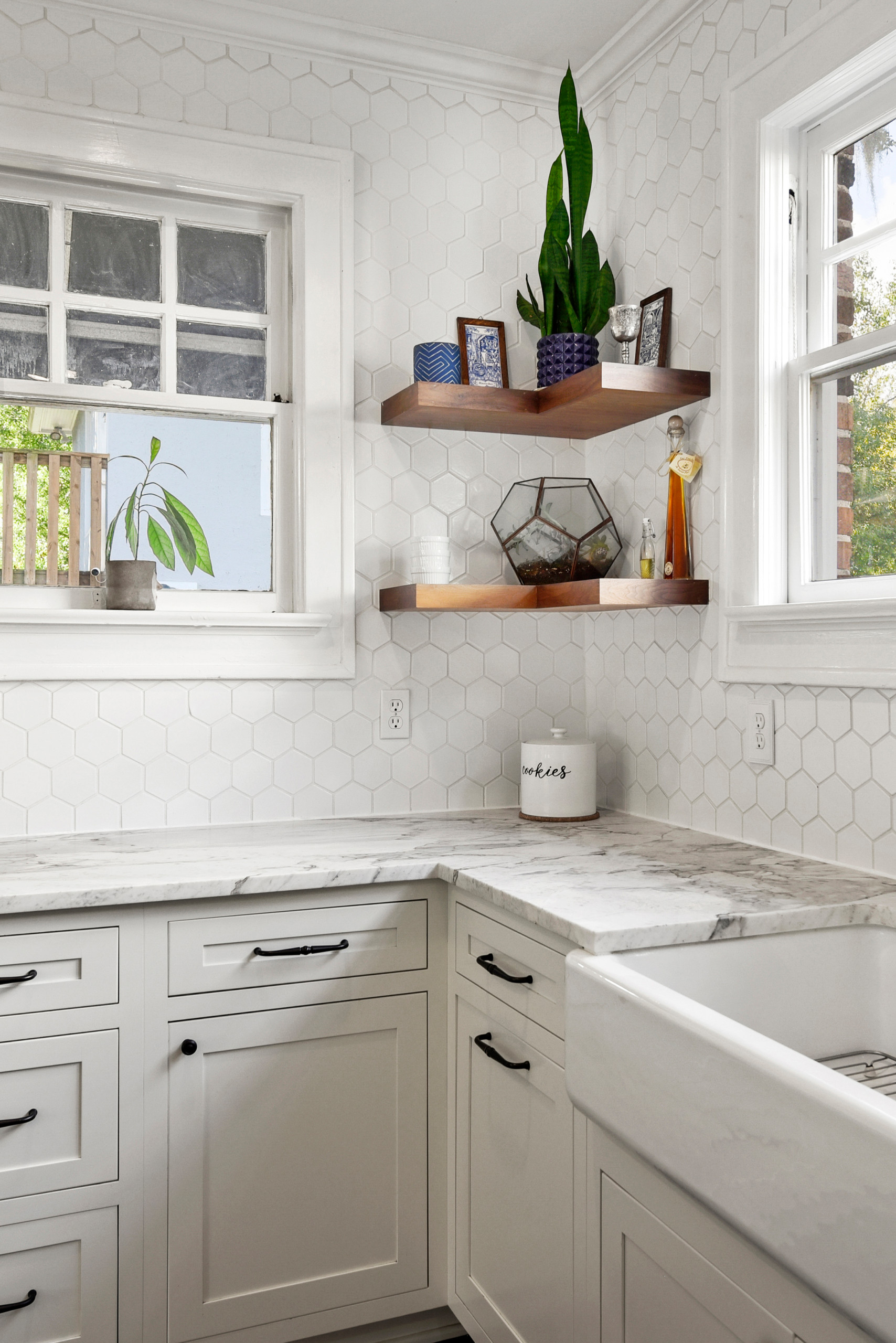 white hexagon backsplash kitchen