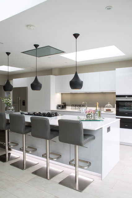 White High Gloss Kitchen With Breakfast Bar Contemporary Kitchen London By Kitchen Co Ordination Houzz Au