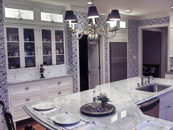 Esempio di una cucina con lavello sottopiano, ante in stile shaker, ante bianche, top in marmo e elettrodomestici in acciaio inossidabile