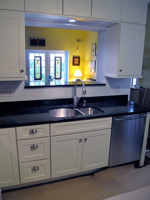 Foto di una cucina chic di medie dimensioni con lavello sottopiano, ante in stile shaker, ante bianche, top in granito, elettrodomestici in acciaio inossidabile e penisola