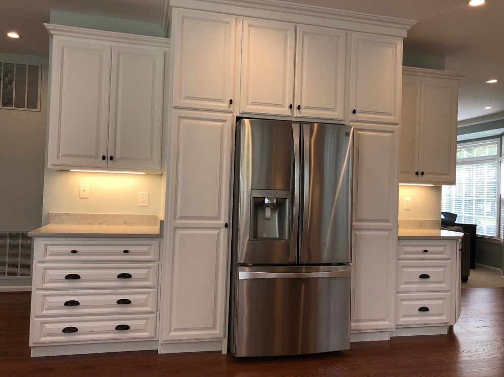 Example of a large cottage u-shaped dark wood floor and brown floor eat-in kitchen design in DC Metro with an undermount sink, raised-panel cabinets, white cabinets, granite countertops, stainless steel appliances, an island and gray countertops