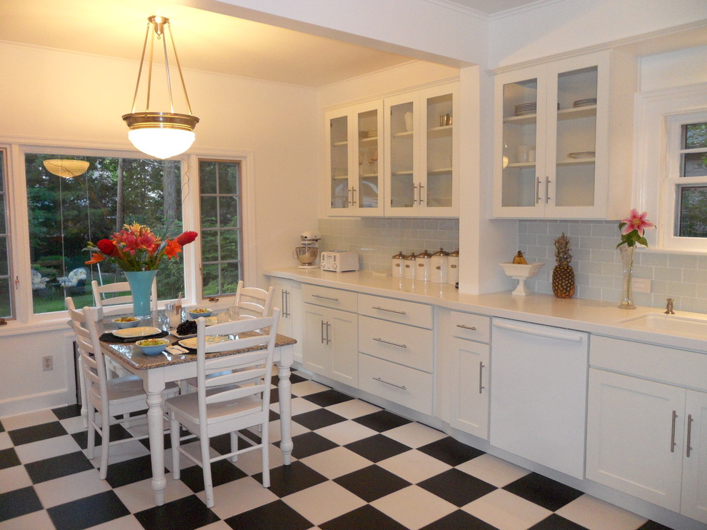 Diseño de cocina actual con armarios tipo vitrina, puertas de armario blancas, salpicadero de azulejos tipo metro y electrodomésticos blancos