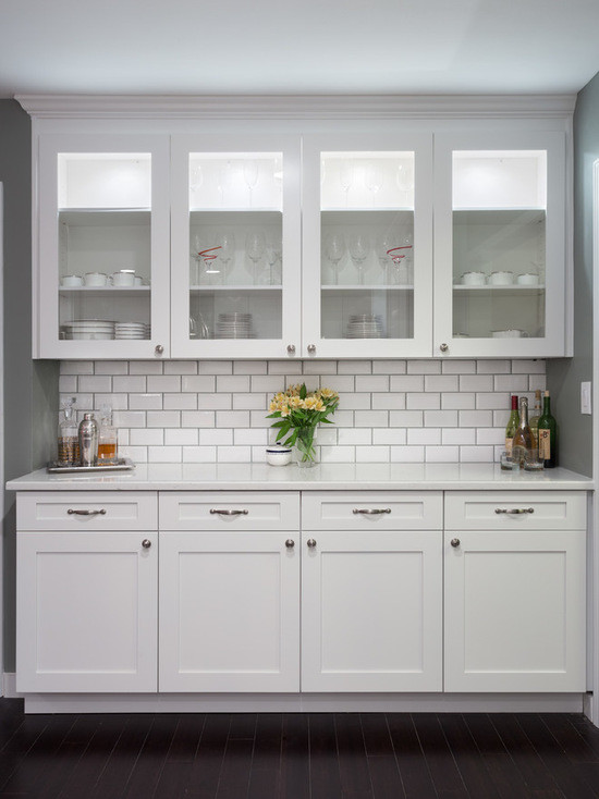 Bild på ett stort funkis kök, med en undermonterad diskho, skåp i shakerstil, vita skåp, marmorbänkskiva, vitt stänkskydd, stänkskydd i tunnelbanekakel, rostfria vitvaror, mörkt trägolv och en köksö