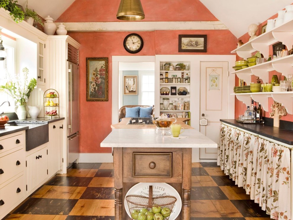 Exempel på ett avskilt lantligt kök, med en rustik diskho, vita skåp, flerfärgad stänkskydd, rostfria vitvaror, en köksö, brunt golv och släta luckor