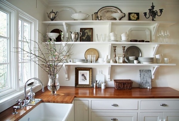 Modern inredning av ett mellanstort kök, med en rustik diskho, öppna hyllor, vita skåp, träbänkskiva och vitt stänkskydd