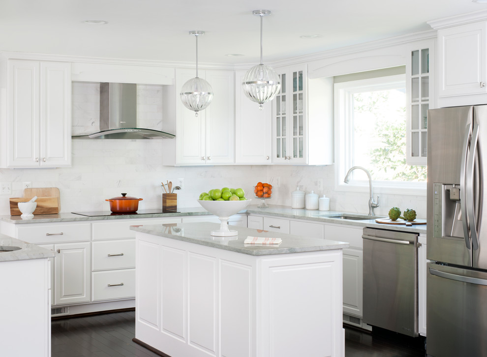 ワシントンD.C.にある中くらいなトランジショナルスタイルのおしゃれなキッチン (白いキャビネット、白いキッチンパネル、シルバーの調理設備、茶色い床、アンダーカウンターシンク、レイズドパネル扉のキャビネット、濃色無垢フローリング) の写真