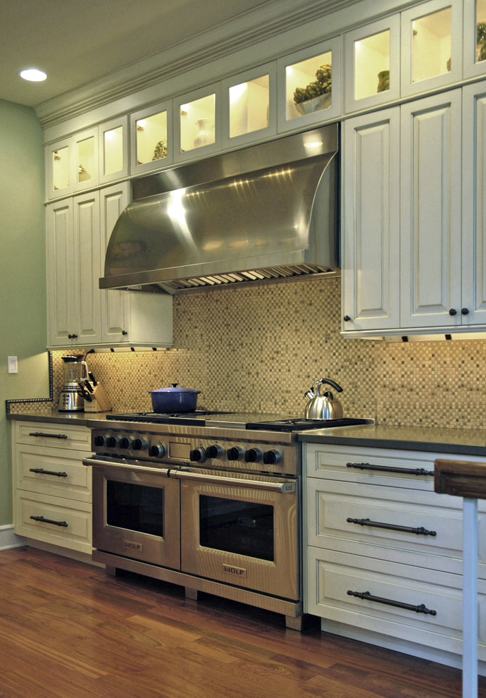 Idéer för ett stort klassiskt kök och matrum, med luckor med upphöjd panel, vita skåp, flerfärgad stänkskydd, stänkskydd i mosaik, rostfria vitvaror och mellanmörkt trägolv