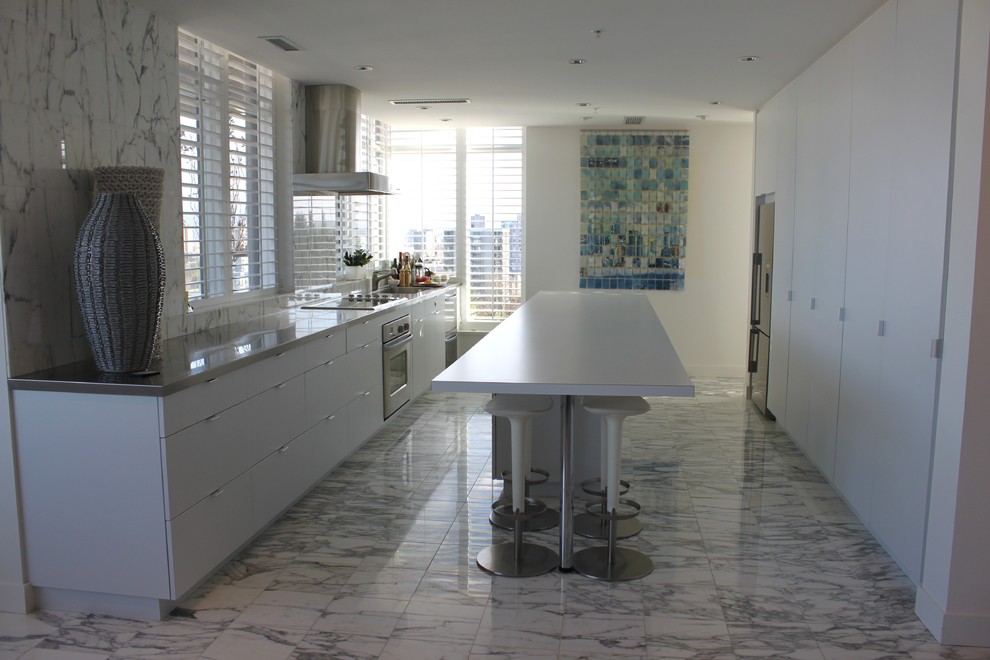 White Kitchen (Project 692) Modern Kitchen Vancouver by SOMA