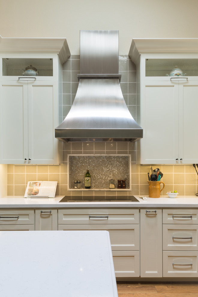 Example of a country kitchen design in Phoenix
