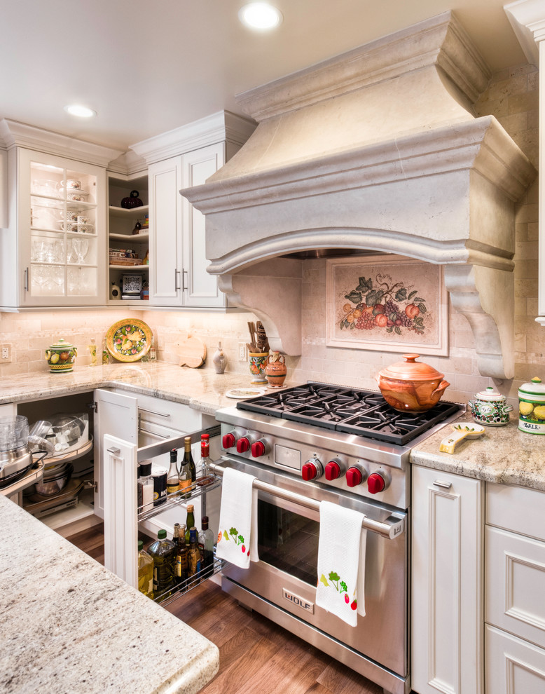 Exempel på ett klassiskt kök, med luckor med profilerade fronter, vita skåp, beige stänkskydd, stänkskydd i porslinskakel, rostfria vitvaror, marmorbänkskiva och mellanmörkt trägolv