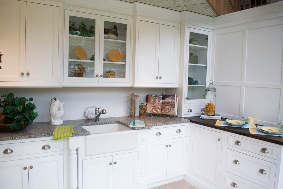 Bild på ett mellanstort maritimt kök, med en rustik diskho, skåp i shakerstil, vita skåp, träbänkskiva, vitt stänkskydd, rostfria vitvaror och klinkergolv i keramik