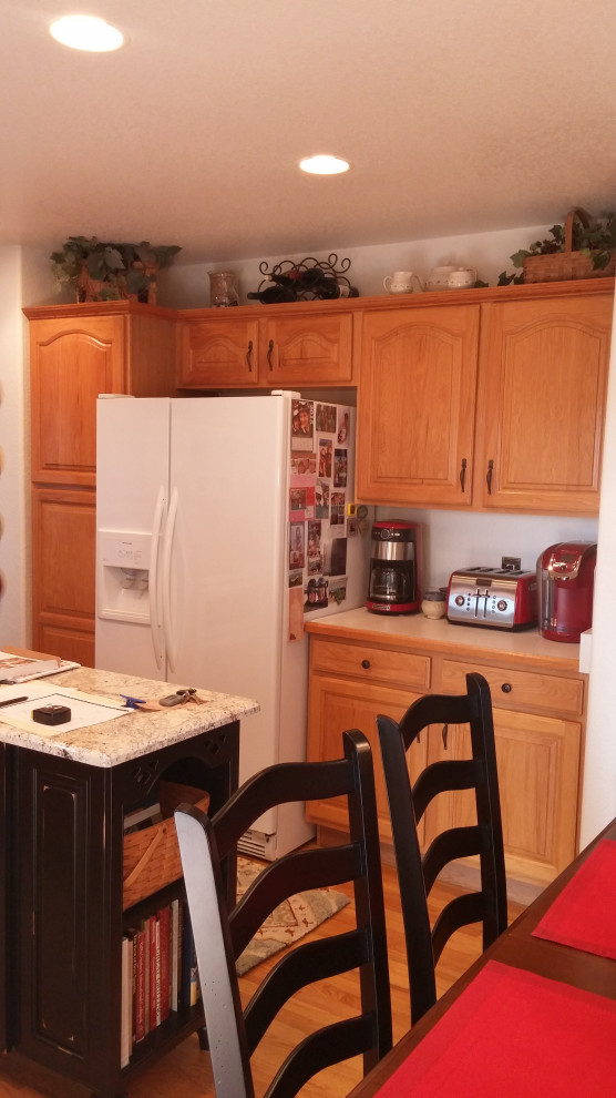 Kleine Klassische Wohnküche in U-Form mit weißen Schränken, Granit-Arbeitsplatte, weißen Elektrogeräten und Kücheninsel in Denver