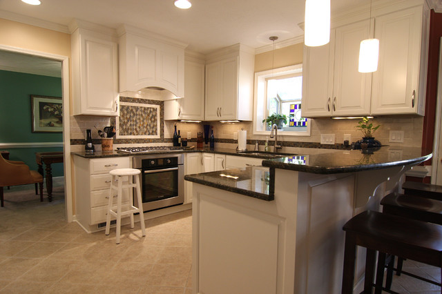 White Kitchen With Bar Counter Clásico Cocina Otras Zonas De Criner Remodeling Houzz
