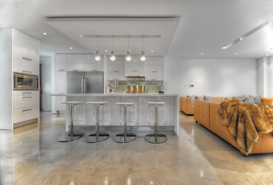 Идея дизайна: кухня в стиле модернизм с обеденным столом, островом, техникой из нержавеющей стали, бетонным полом и серым полом